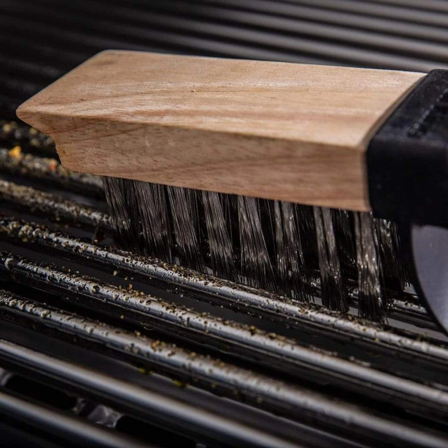 Broil King 20" Deep Stainless Steel Bristles Wood Grill Brush - Image 3